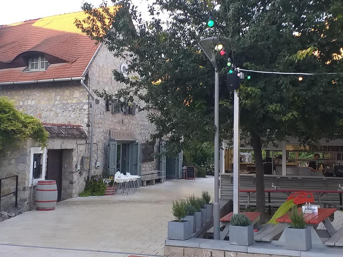 Galeria Villa Veszprém Exterior foto